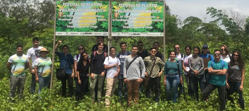 Alunos da Universidade do Estado do Pará acompanham plantio de mudas no Parque Estadual do Utinga.